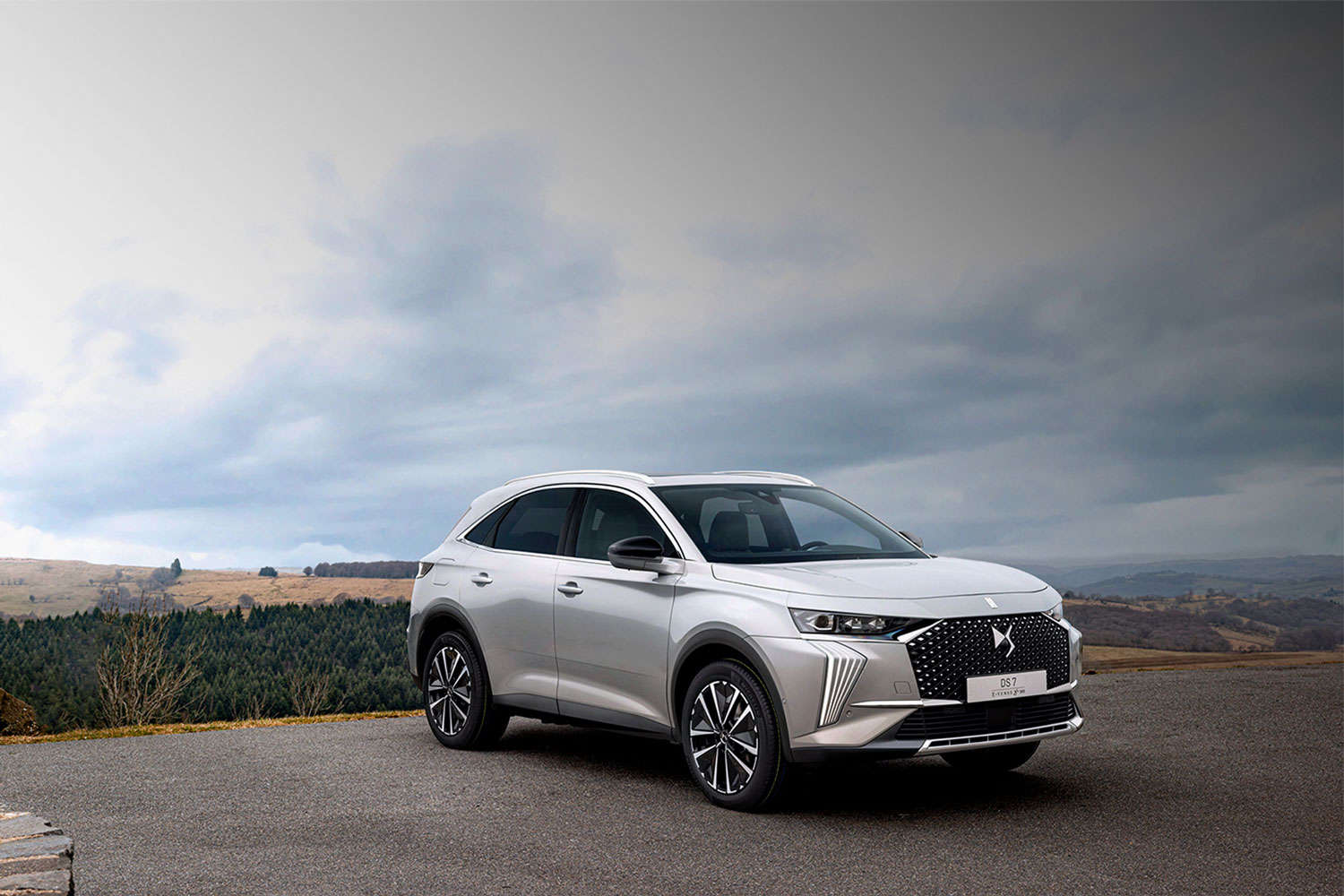 DS 7, вигляд спереду з правого боку