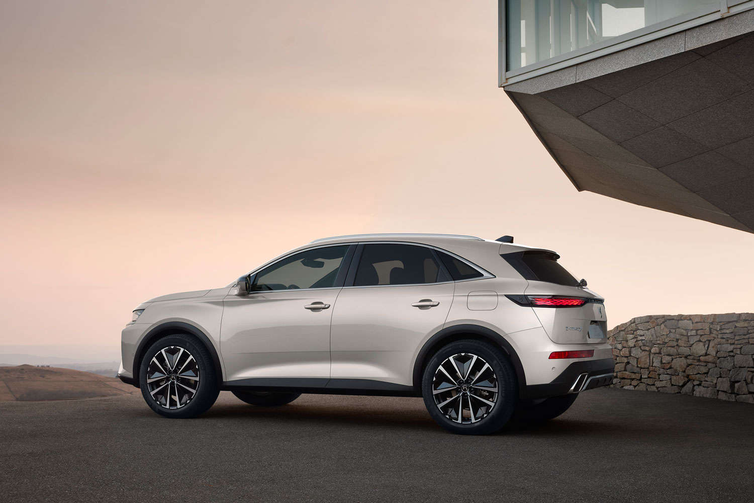 DS 7, вигляд спереду з лівого боку