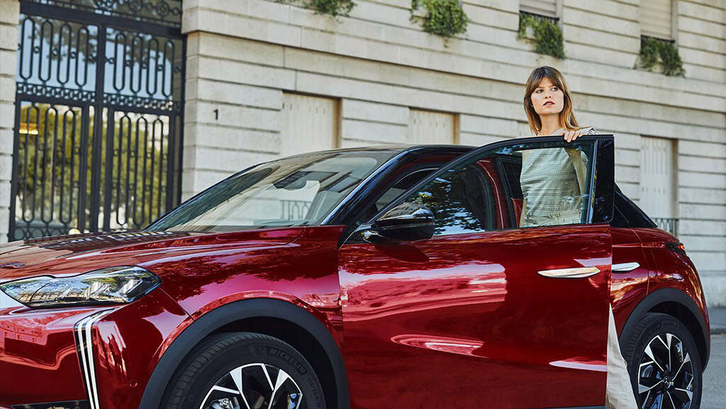 Молода жінка виходить з DS 3 E-Tense